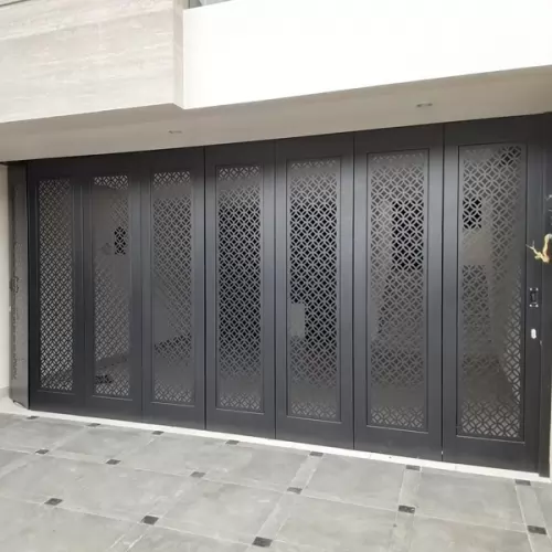 Pintu Garasi Rumah Mewah